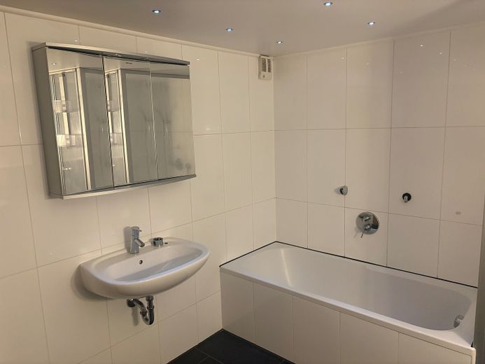 Te huur: woning op de begane grond, ongemeubileerd – Bad / WC UG