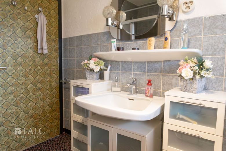 Bungalow auf 1289 m² Grundstück mit Pool – Badezimmer