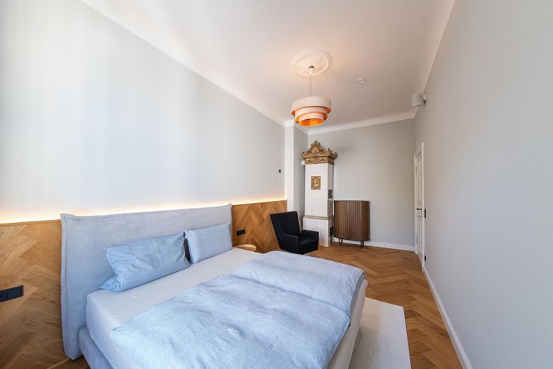Recién reformado. Disponible para entrar y sin comisión. Lujo en un edificio antiguo en pleno centro de la ciudad. – Schlafzimmer zum Hof