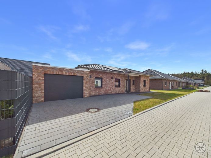 BEST-PREIS // Hochwertiger &amp; Nahezu Neuwertiger KFW-55EE Bungalow in schöner Wohnlage // Barßel – Eden-Ehbrecht-Immobilien_Verkauf_EFH_Barßel_003