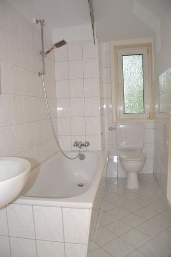 2,5-Zimmer-Dachgeschoss-Wohnung – Badezimmer