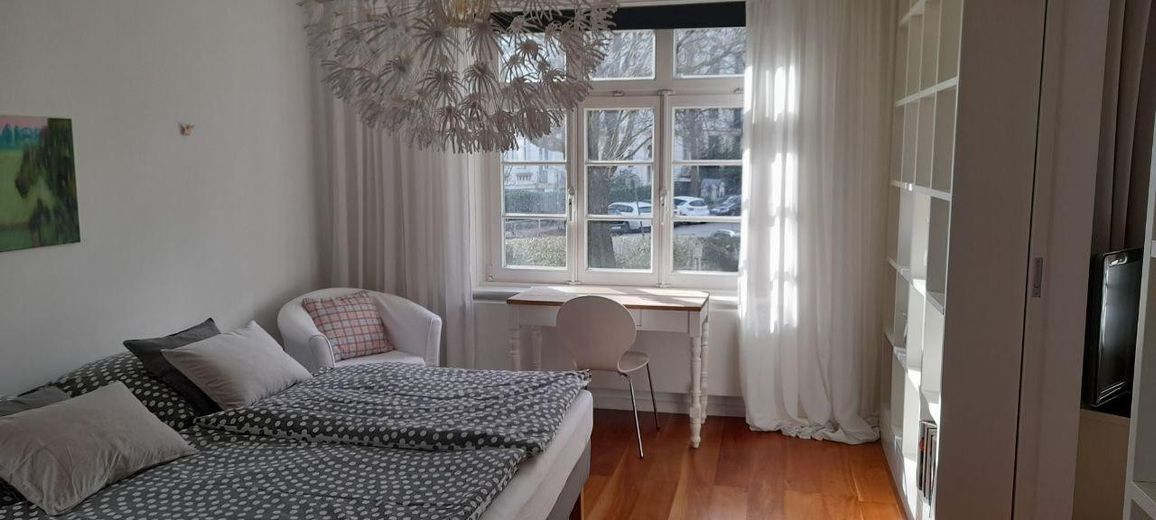 Schlafzimmer mit Arbeitsplatz