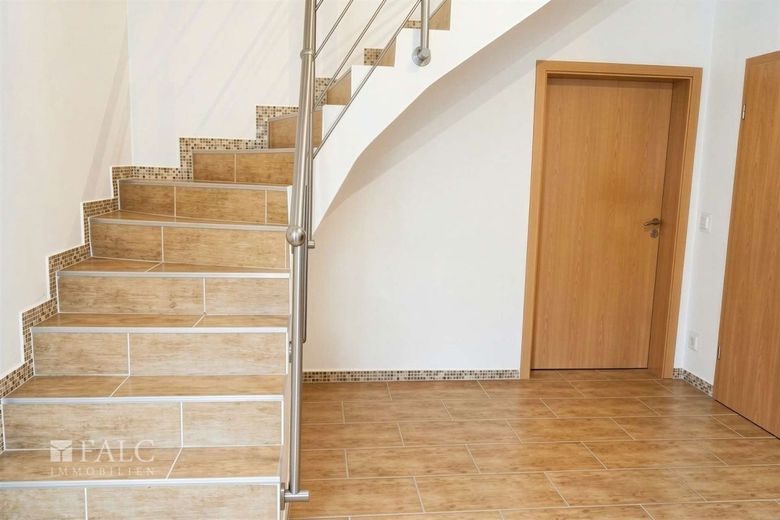Ihr neues Zuhause: Moderne Doppelhaushälfte mit Wohlfühlgarantie – Flur