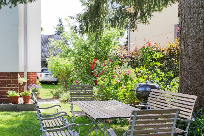 Wohnen + Kapitalanlage: Top gepflegtes, aufwendig saniertes 30er-Jahre-Haus in 1A-Lage Zehlendorf – Lieblingsschattenplätzchen