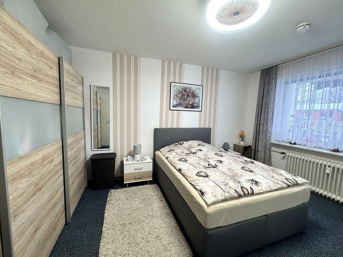 Charmante Erdgeschosswohnung mit 72 m² 
(3 Zimmer) im zentralen Zeven. – Schlafzimmer 2 (2)