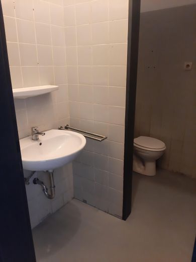 Lagerhalle neu saniert in optimaler Verkehrslage – WC-Bereich