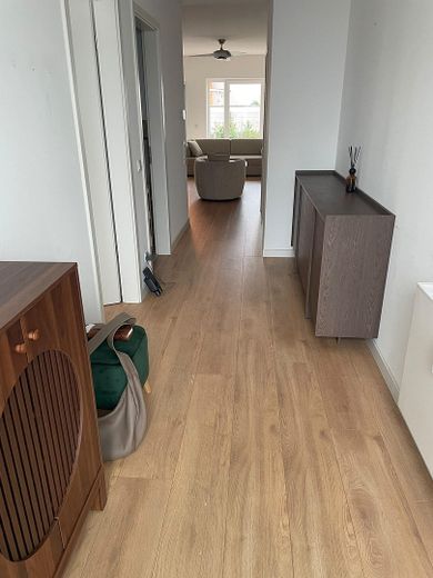 Appartement moderne au rez-de-chaussée, accessible aux personnes à mobilité réduite, avec jardin privatif – Flur