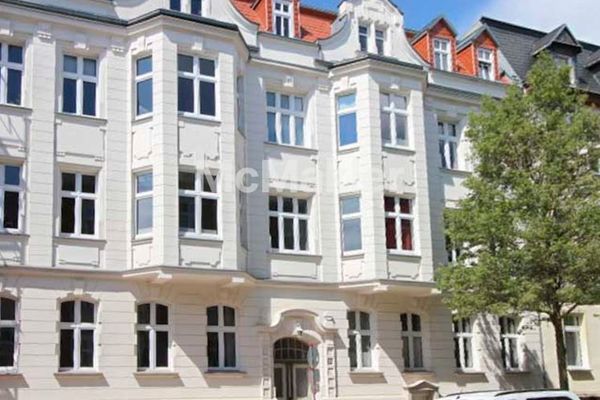 Wonen met de charme van een oud gebouw: 4-kamerappartement op de 1e verdieping met balkon en gebruik van de tuin