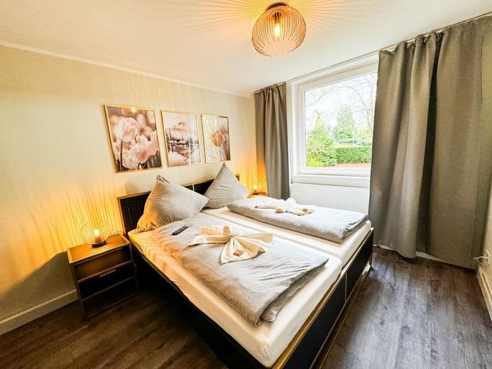 Voll möbliertes 2 1/2 Zimmer Apartment mit Balkon und High-Speed-Internet – Schlafzimmer