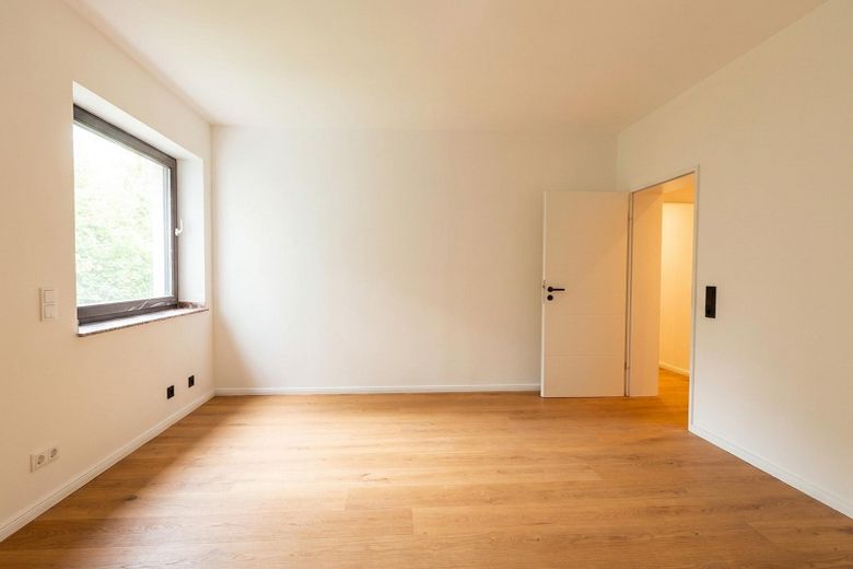 Erstbezug nach Sanierung: Barrierearme 2-Zimmer-Wohnung, Balkon & Tiefgarage in Bestlage Iserlohns – Schlafzimmer unmöbliert