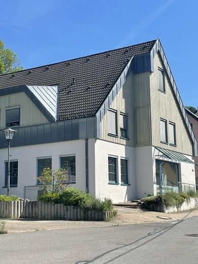 Продаётся дом для проживания и работы недалеко от Хемница. – Haus von der Straßenseite 