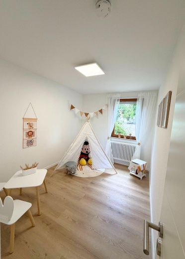 Lichtdurchflutete 3-Zimmer-Wohnung mit Garage und schöner Aussicht ins Grüne – Kinderzimmer/ Gästezimmer