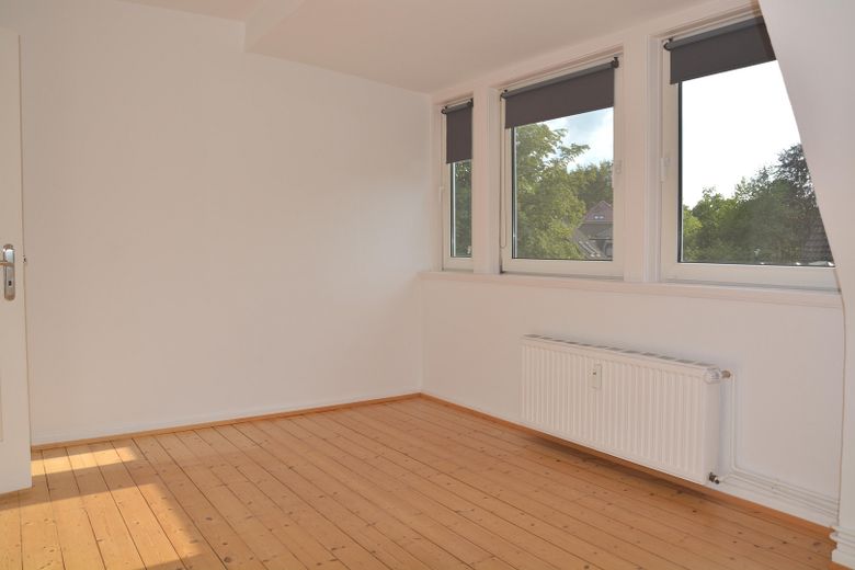 2,5-Zimmer-Dachgeschoss-Wohnung – Schlafzimmer mit Fenster