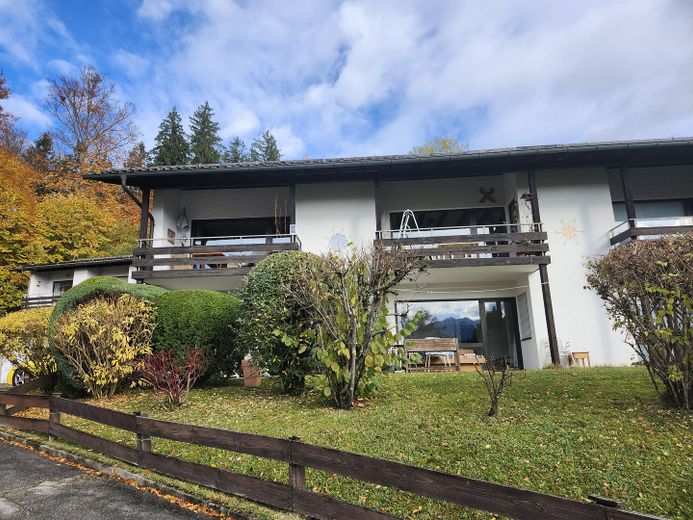 Moderno, pregiato e tranquillo appartamento di 2 locali COMPLETAMENTE ATTREZZATO con ampio balcone esposto a sud a Murnau-Moosrain – Außenansicht, Whg. oben links