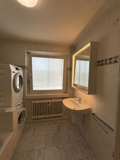 Spacious 3.5-room apartment with balcony & fitted kitchen, good transport connections in Bissingen – Bad