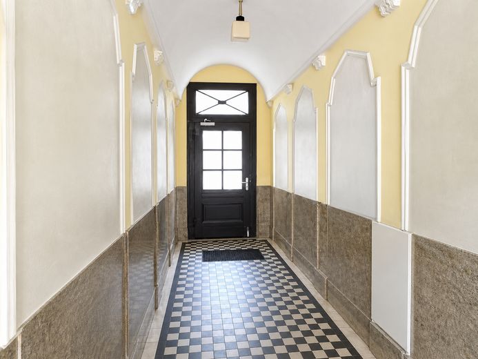 Appartamento libero di 2 locali all’ultimo piano con balcone in posizione tranquilla vicino a Müllerstraße – House entrance
