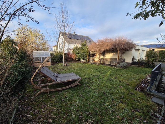 Garten mit Pergola und Grill