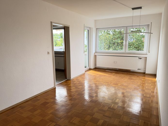 senza provvigione | 53 m² | 2 locali | balcone esposto a sud | cucina componibile | posto auto incluso – Wohnzimmer