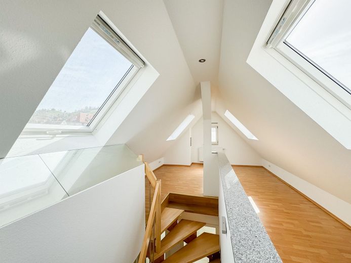 Helle und großzügige 3,5-Zimmer Maisonettewohnung mit EBK und Balkon! – Ebene 2 - Galerie