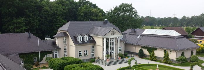 Represäntive Premium-Villa in gefragter Lage von Kolkwitz - VERKAUF IM DIGITALEN BIETERVERFAHREN – Vorderansicht mit Nebengelass
