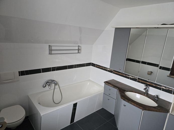 Badewanne plus Badezimmerschra