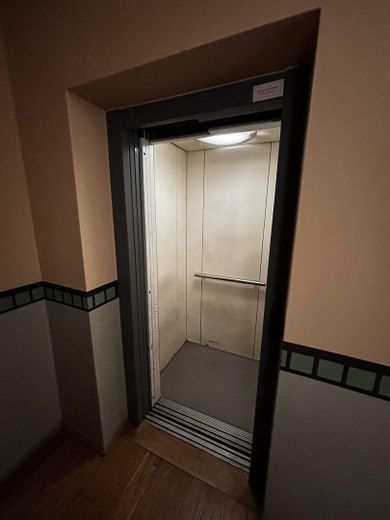 Luminoso appartamento di 3 locali con ascensore, nuova cucina componibile e bagno rinnovato – Aufzug im Haus