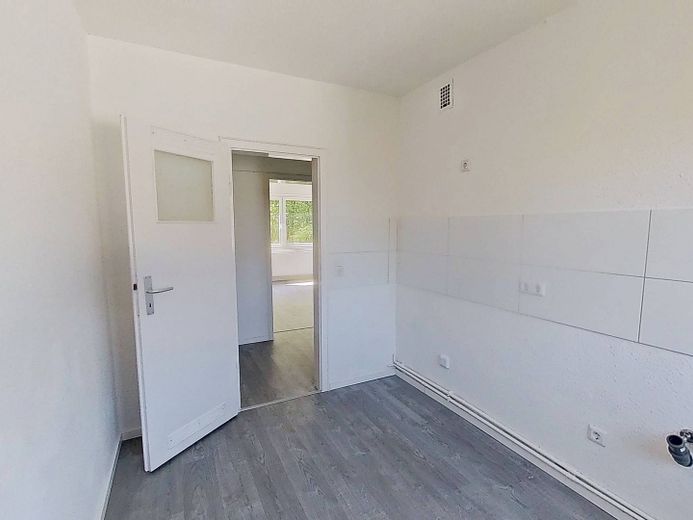 **FRISCH RENOVIERT** Helle 3-Zimmer-Wohnung mit BALKON und modernem Wannenbad – Ansicht II: Küche