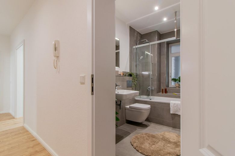 Frei & neu modernisiert - energieeffizienter Wohntraum mit Wellness-Bad & Balkon in Top-Lage – Flur