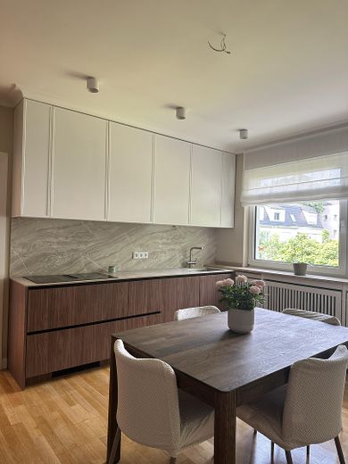 Saniert & bezugsfrei in Westend: 130 m², 2 Balkone, 2 Bäder, Stellplatz – provisionsfrei – Küche