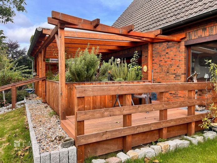 ***Großzügiges Einfamilienhaus mit viel Platz und Gartenidylle in ruhiger Lage*** – Terrasse mit Überdachung