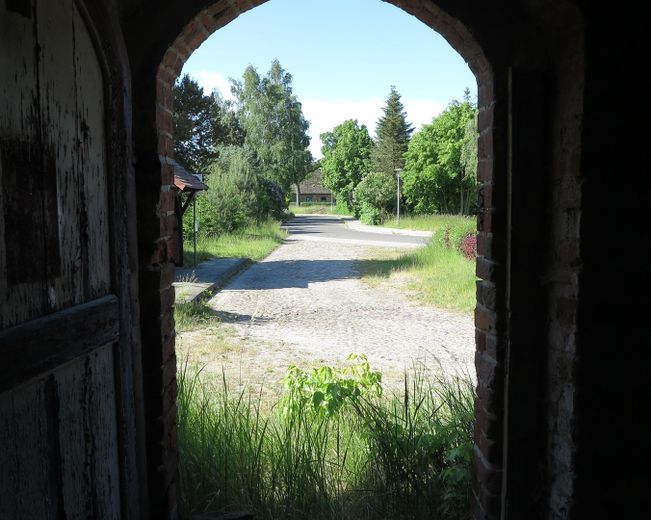 eines der letzten, erhaltenen SCHEUNENGUTSHÄUSER (mit 4-6 ha. Naturgrundstück) – Blick durch Tor Ri. Süden