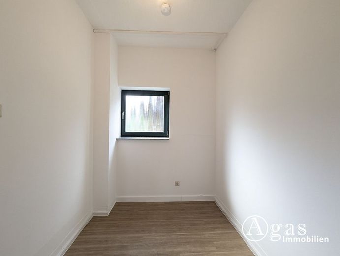 Großzügige Wohnung mit Wintergarten, Kamin und ca. 300 m² Garten – kleiner Raum