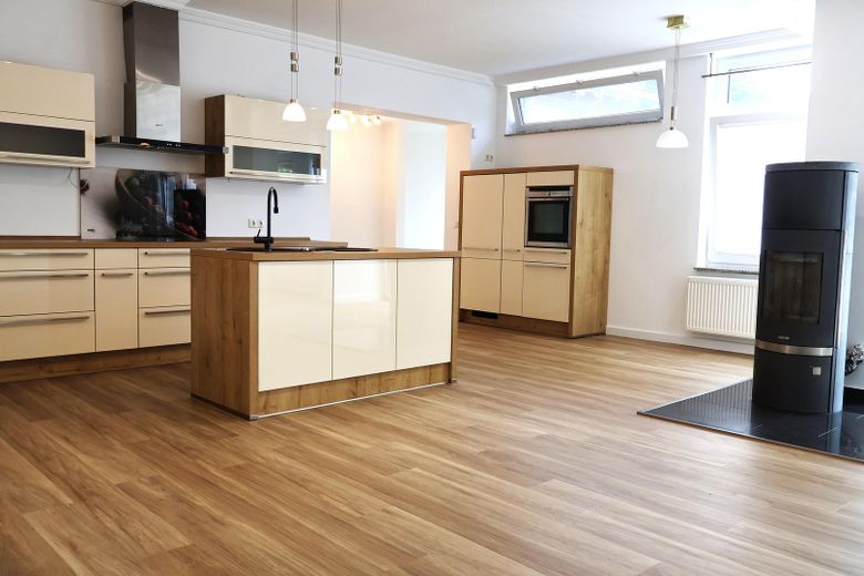 Hell geschnittene 105 m² Einliegerwohnung mit Terrasse & Wohnküche – Wohnzimmer / Küche