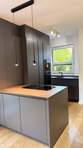 Modernes Endhaus am Brabandkanal - großer Privatgarten, Wärmepumpe und Spa – Designküche mit Fenster