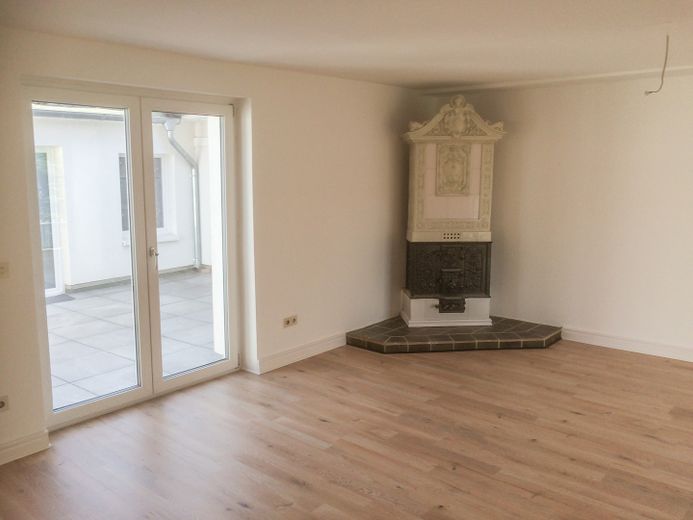 Wohnzimmer mit Dekokamin