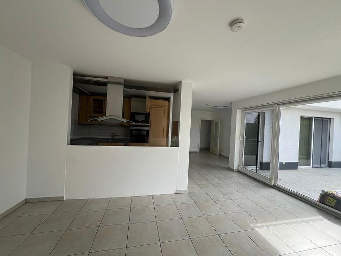 Esclusivo appartamento con terrazza, vista incantevole sul verde, ampie vetrate e garage – Foto 16