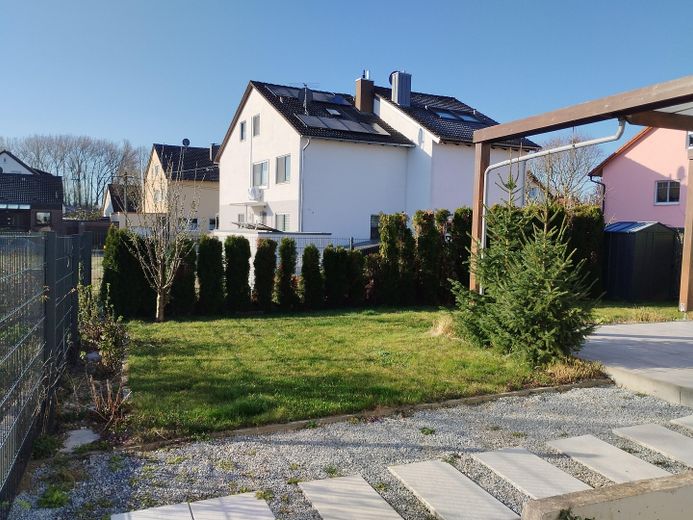 Blick Garage in den Garten