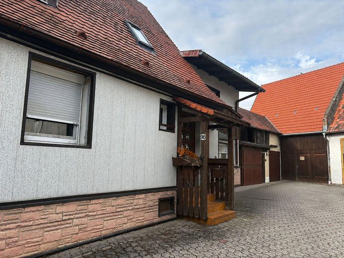 Charmantes Haus mit Garage, Scheune & Garten im Herzen von Dettenheim – Aussenansicht