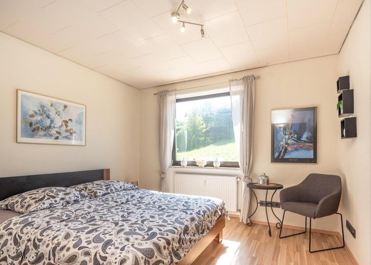 Exklusiver freistehender Bungalow mit Einliegerwohnung, Fernblick, Doppelgarage & großem Garten – Foto 17