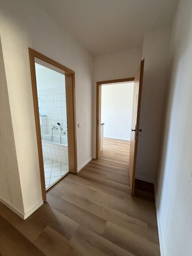 Sonnenglück - sonnige 2-Raum-Wohnung mit neuer Küche und Balkon – Flur mit Zugang Bad und Küche
