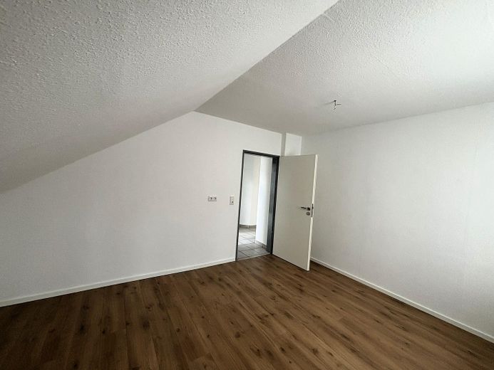 Appartamento mansardato di 3 locali appena ristrutturato con giardino condominiale e posto auto a Horstmar – Schlafzimmer