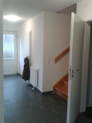 Inteligentny młody bliźniak w Norden – Diele mit Treppe