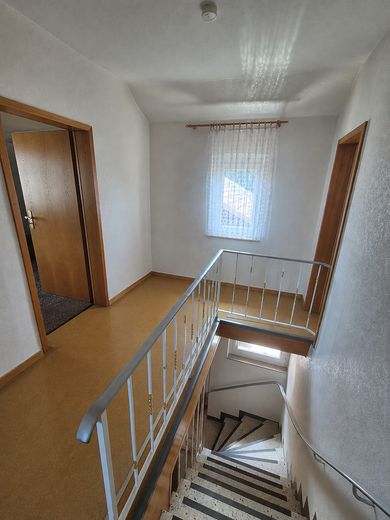 Charmantes Einfamilienhaus mit traumhaftem Südgarten, Wintergarten und Doppelgarage – Flur DG