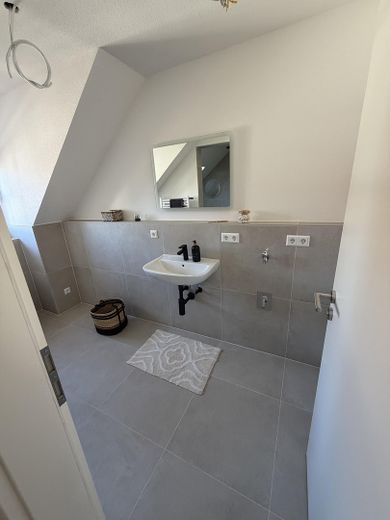 Erstbezug nach vollständiger Sanierung – Badezimmer mit Waschmaschine