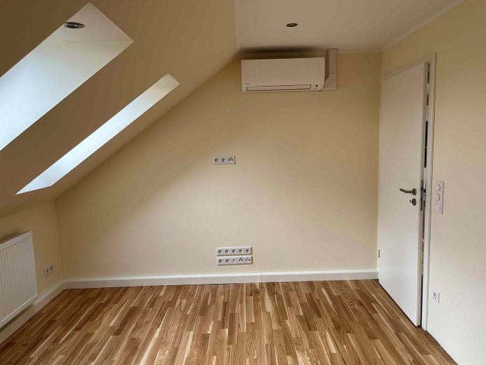 Uso proprio/investimento: edificio plurifamiliare completamente ristrutturato a regola d’arte, con 3 unità abitative di pregio su 4 piani – Schlafzimmer Dachgeschoss