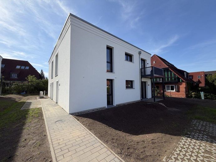 Jouw nieuwe thuis in het groen: nieuwbouwappartement met 2 kamers en tuin – Außenansicht