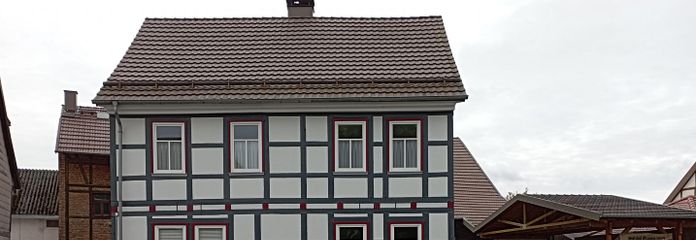 top saniertes Bauernhaus mit Resthof – Straßenansicht