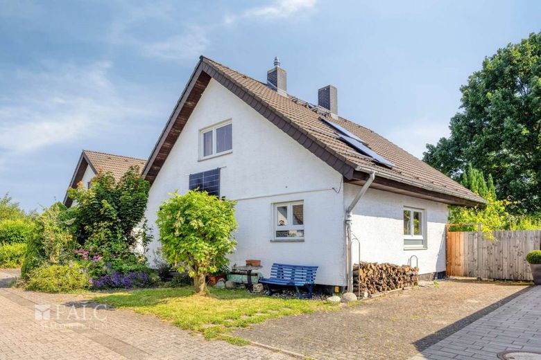 Großes Zweifamilienhaus auf traumhaften Grundstück in Glessen – Außenansicht