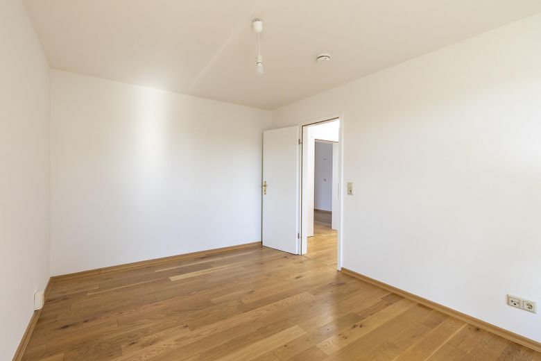 ब्रोकर कमीशन-मुक्त! ऊपरी मंज़िल, 91m², 2 टैरेस, 2.5 कमरे – Schlafzimmer mit 12,89m²