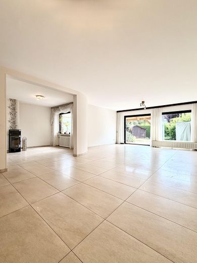 Provisionsfrei: Doppelhaushälfte mit 137 m², Garten und Garage in Erkelenz – Wohnzimmer mit Kaminerker